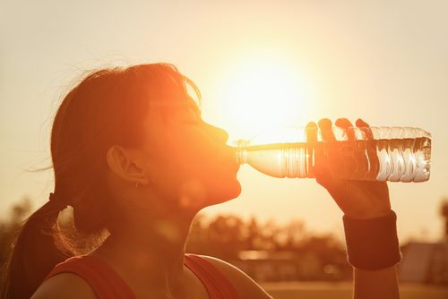 пиенето на достатъчно вода е важно за изгаряне на мазнините