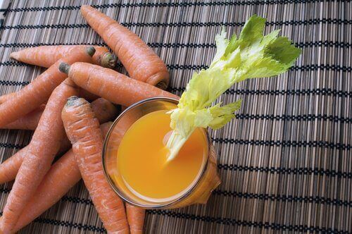 Сок от моркови и чесън за прочистване на дебелото черво