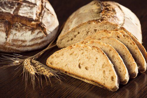 Пълнозърнестият хляб съдържа същото количество калории като белия.