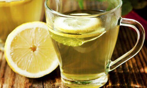 вода с лимон срещу подуването на корема