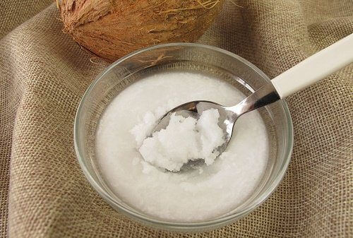 купичка със смес от захар и кокосово масло