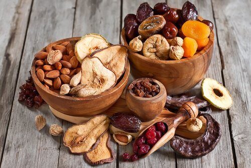 Изсушени плодове и ядки за предпазване от остеопороза