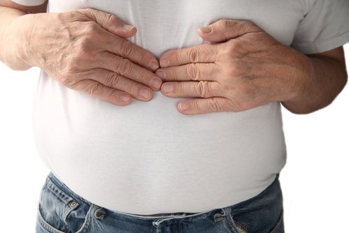 болки в стомаха - един от евентуалните симптоми на киселинен рефлукс