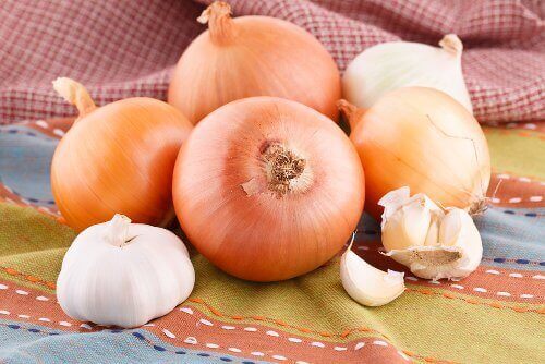 натурална напитка с лук и чесън