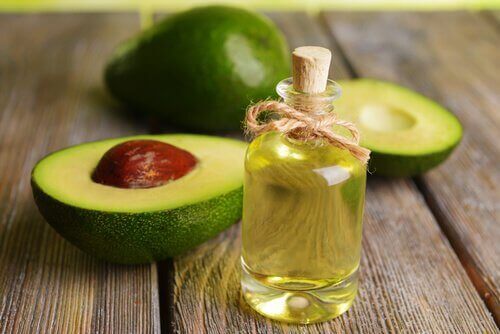 масло от авокадо за намаляване на бръчките по шията