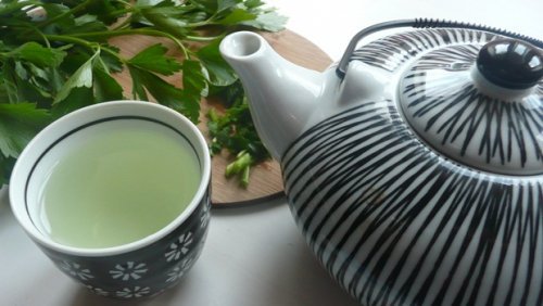 Детоксирайте черния дроб с този невероятен чай от магданоз и мента