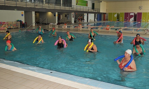 Практикувайте упражнения за мобилност в басейна
