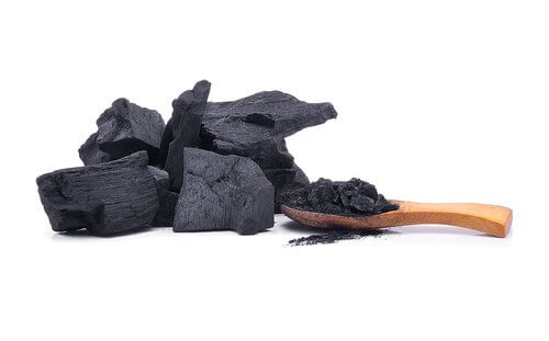 използвайте дървените въглища в борбата с плевелите