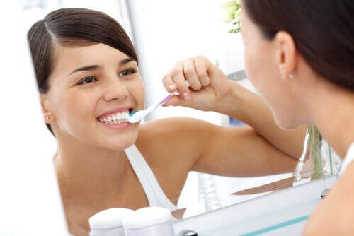 Лошата хигиена на устната кухина играе важна роля за натрупване на зъбен камък.