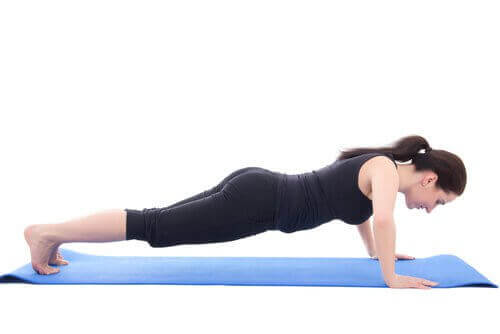 Чрез това упражнение ще поддържате гърба си изправен