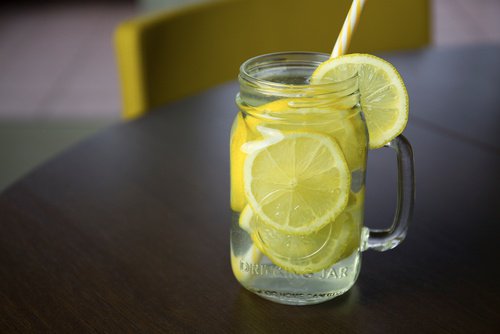 Вода с лимон за изгаряне на мазнини
