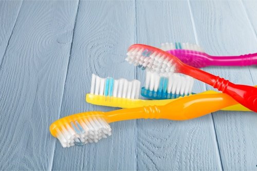 четки за зъби за почистване на прах под хладилника