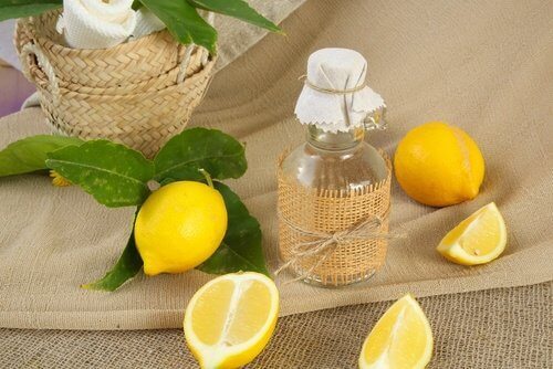 лимонов сок за премахване на жълти петна върху белите дрехи