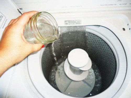 почистване на мухъл с водороден пероксид в пералната машина