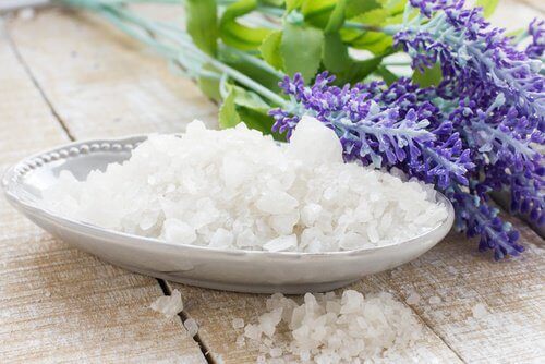 морската сол помага да се предотврати натрупването на неприятните миризми в гардероба