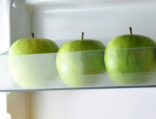 съхраняване на хранителните продукти, например ябълките, в хладилник ги запазва свежи