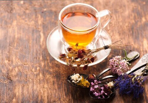 валериановият чай помага за контролиране на тревожността