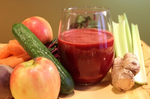 здравословен сок от ябълки и цвекло, който оптимизира функционирането на черния дроб