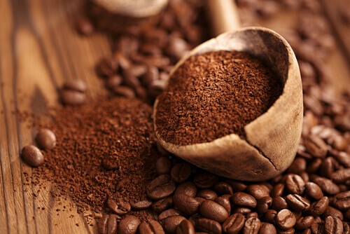 утайката от кафе помага да се предотврати натрупването на неприятните миризми в гардероба