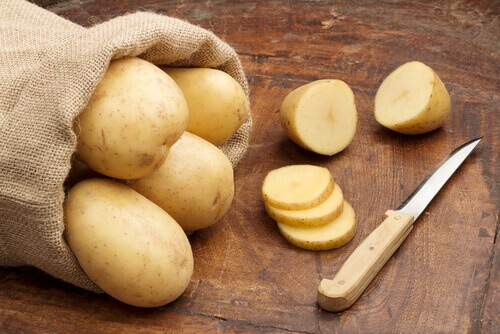 картофите помагат за премахване на тъмните петна на подмишниците
