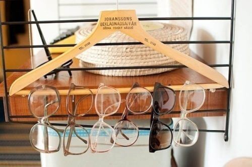 организирането на къщата - очилата чрез използване на закачалка