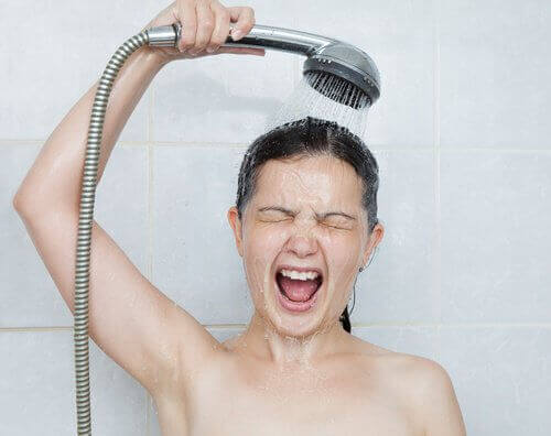 правете студен душ, за да поддържате гърдите си стегнати