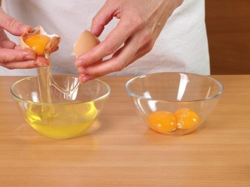 използвайте белтъците на яйцата като маски