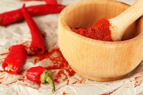 Лютият червен пипер е ефективен инструмент за борба с целулита.