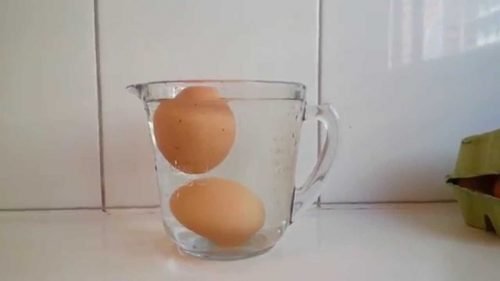 използвайте вода, за да разберете дали яйцата са развалени