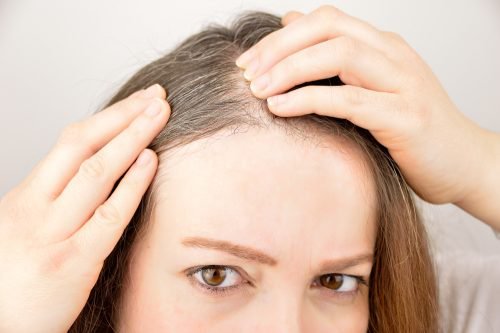 Използвайте тези 6 билки и подправки за насърчаване растежа на дългата коса