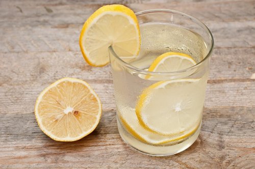 лимоновият сок неутрализира неприятните киселини