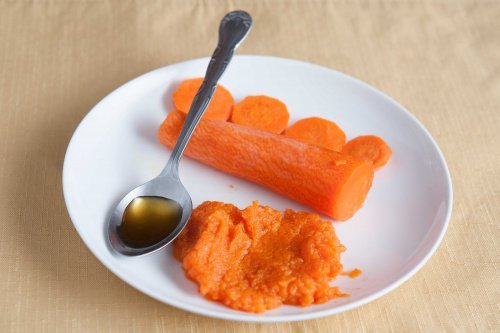 Намалете появата на бръчките от смях с моркови и мед
