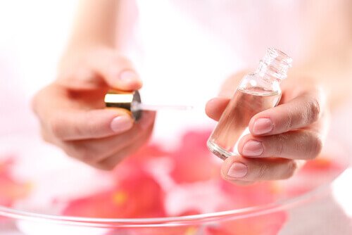 Едно от приложенията  на розовото масло е за лечение на целулит.