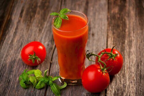 Сок от домати, чесън и куркума - вълшебно детоксикиращо средство
