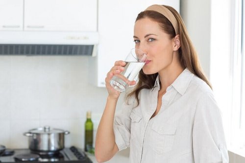 пиенето на вода помага при камъни в бъбреците