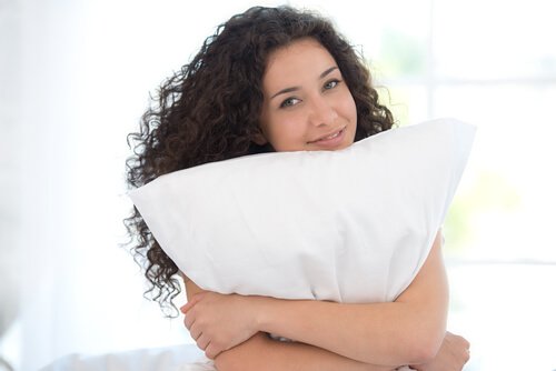 удобна възглавница помага при болка във врата