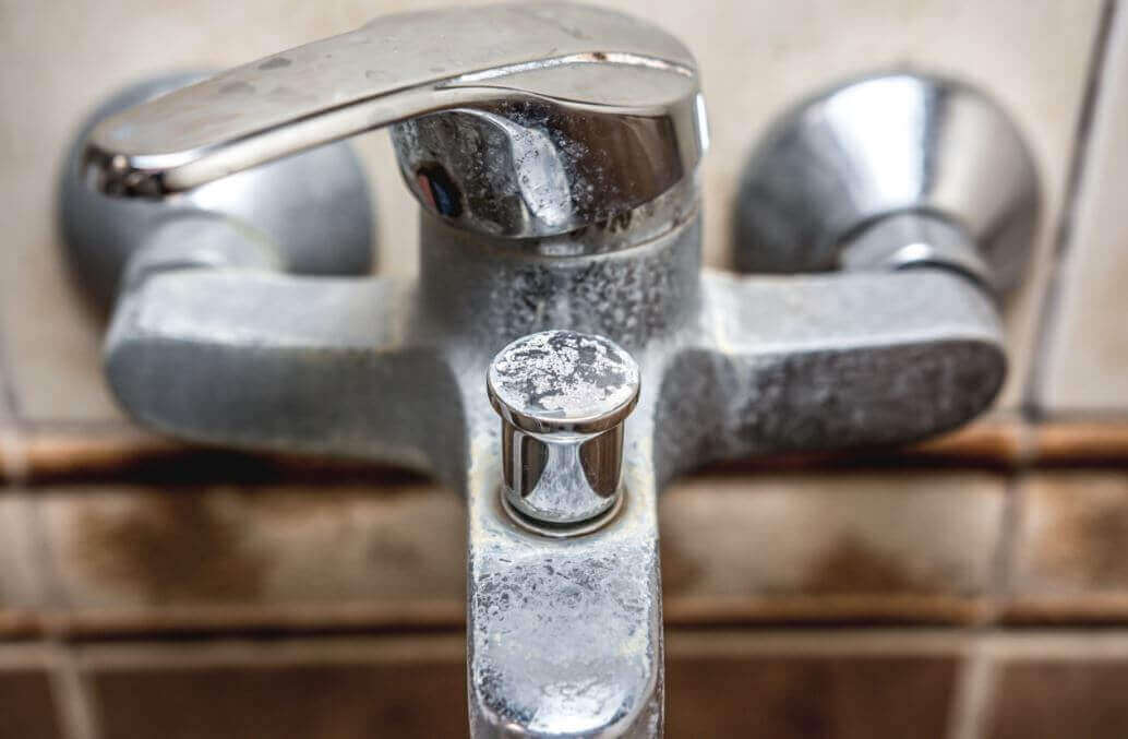 Как да премахнете минералните отлагания от вашата баня естествено