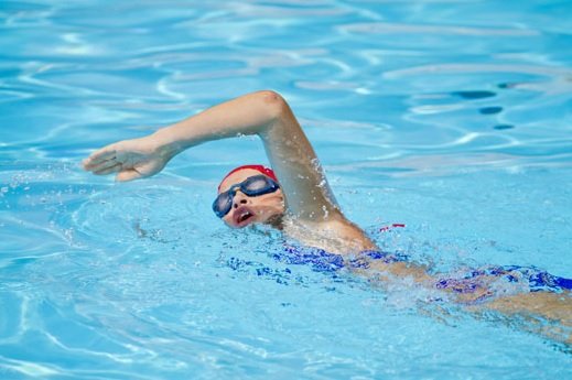 Плуването укрепва мускулите, костите и ставите. 