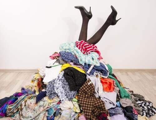 Нямате гардероб? 7 идеи как да подредите дрехите си