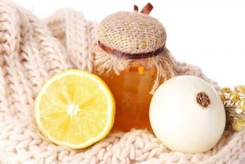 лук и мед за справяне с кашлицата
