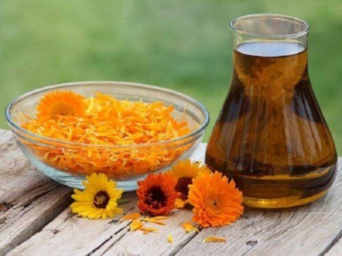 невенът помага за намаляване възпалението на кокалчетата на краката