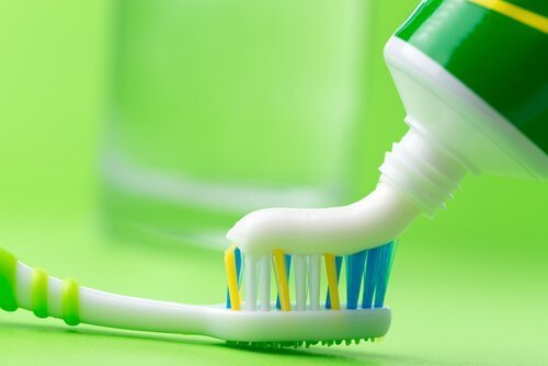 пастата за зъби ще ви помогне лесно да почистите ютията си