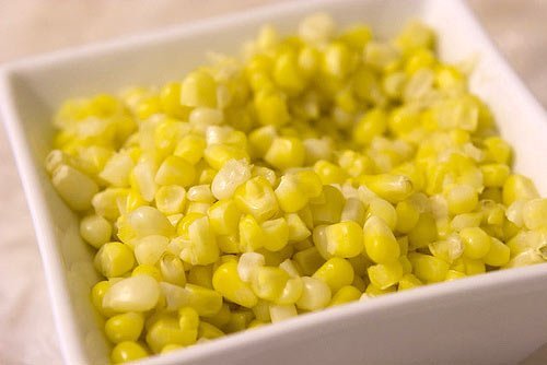 сладката царевица осигурява на вкусните здравословни салати ценни хранителни вещества