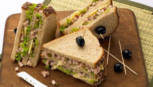 Сандвичите от пълнозърнест хляб един от вариантите за здравословни закуски. 