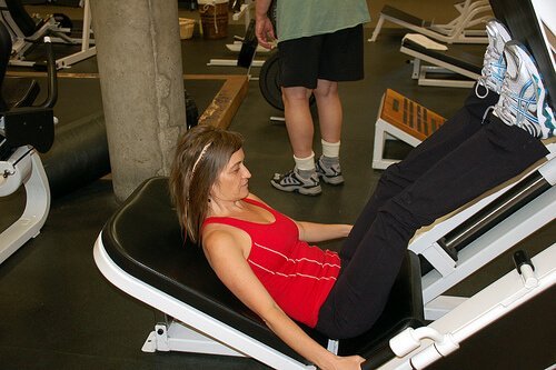 Тренирайте редовно и правете упражнения за тонизиране на краката