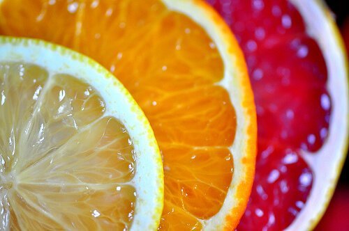 витамин С в цитрусовите плодове помага за справяне при суха кожа