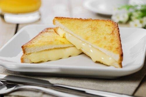 За приготвянето на тези вкусни сандвичи не ви трябват много продукти