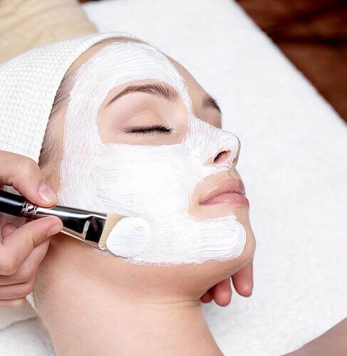 ефикасен начин за почистване на лицето е с помощта на домашни натурални пилинги