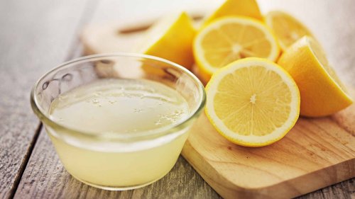 лимоновият сок е чудесен помощник за премахване на боята за коса