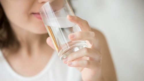 Приемът на достатъчно вода е важен за отслабването по време на менопаузата
